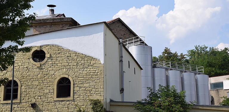 Historische Gebäude und glänzende Edelstahltanks prägen das Brauerei-Gelände.