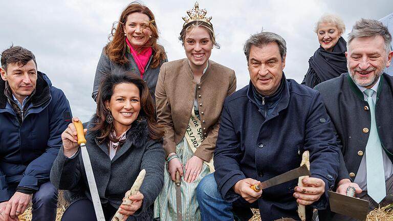 Am Donnerstag haben Ministerpräsident Markus Söder und die bayerische Agrarministerin Michaela Kaniber (links) zusammen mit der Fränkischen Spargelkönigin Veronika Hussnätter (Mitte) mit einem Spargelanstich offiziell die Spargelsaison in Bayern eröffnet. Kommenden Donnerstag trifft die Spargelkönigin zu der etwas anderen Spargelsaison-Eröffnung in Fahr auf die Fränkische Weinkönigin – vermutlich zum Duell.