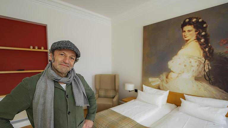 Moderator Max Schmidt Max in der Sisi-Suite des Hotels Kaiserhof Victoria vor einem Portrait der Kaiserin. - Moderator Max Schmidt Max in der Sisi-Suite des Hotels Kaiserhof Victoria vor einem Portrait der Kaiserin. Moderator Max Schmidt Max in der Sisi-Suite des Hotels Kaiserhof Victoria vor einem Portrait der Kaiserin. - Moderator Max Schmidt Max in der Sisi-Suite des Hotels Kaiserhof Victoria vor einem Portrait der Kaiserin.