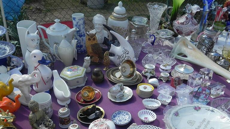 Beim Dorfflohmarkt in Leinach verkaufen Einwohner im ganzen Ort ihre Schätze (Symbolbild). Beim Dorfflohmarkt in Leinach verkaufen Einwohner im ganzen Ort ihre Schätze (Symbolbild).