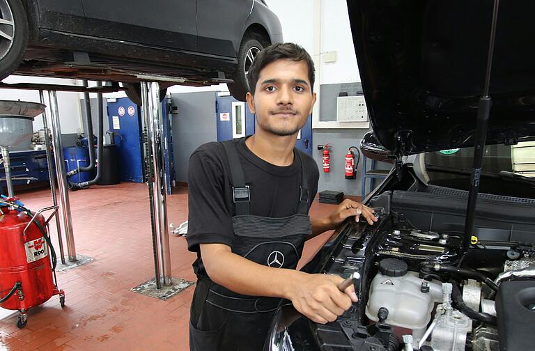 Chetan Paudel, ein neuer Auszubildender aus Nepal, kann sich heute ohne Probleme im deutschen Alltag verständigen.