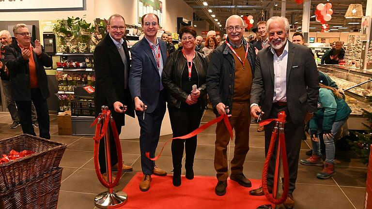Architekt Claus Finzel (von links), Bürgermeister Lukas Braun, Marktleiterin Monika Dürr, Investor Roland Frank und Rewe Vertriebsleiter Südwest Thomas Fritz.