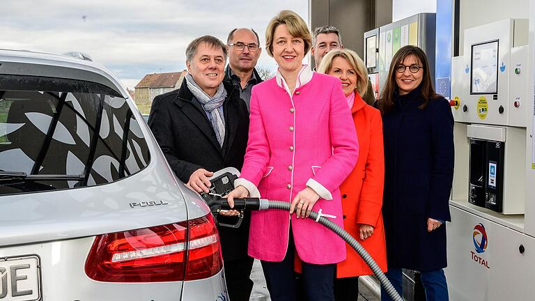 Von Seiten der Politik war das Interesse groß: Bei der Eröffnung der Wasserstoff-Tankstelle in Biebelried dabei waren (von links) Total-Pressesprecher Burkhard Reuss, Biebelrieds Bürgermeister Roland Hoh (Freie Wähler), Bundestagsabgeordnete Anja Weisgerber (CSU), Landratskandidat Timo Markert (CSU), Kitzingens Landrätin Tamara Bischof (Freie Wähler) sowie Landtagsabgeordnete Barbara Becker (CSU).