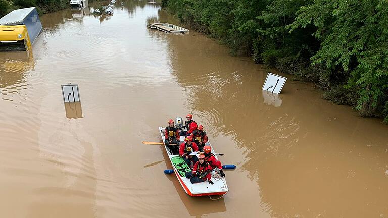 Mitglieder des Wasserrettungszugs auf Erkundungsfahrt auf der Bundesstraße bei Erftstadt.