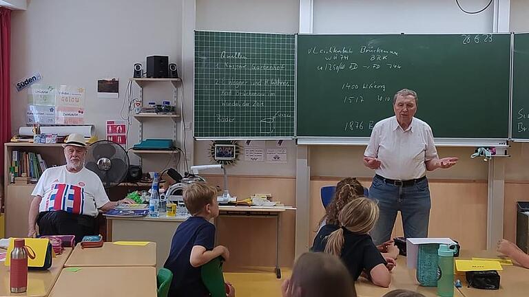 Egbert Heger erzählte den Kindern, was sich früher in ihrem Heimatort so alles ereignet hat.       -  Egbert Heger erzählte den Kindern, was sich früher in ihrem Heimatort so alles ereignet hat.