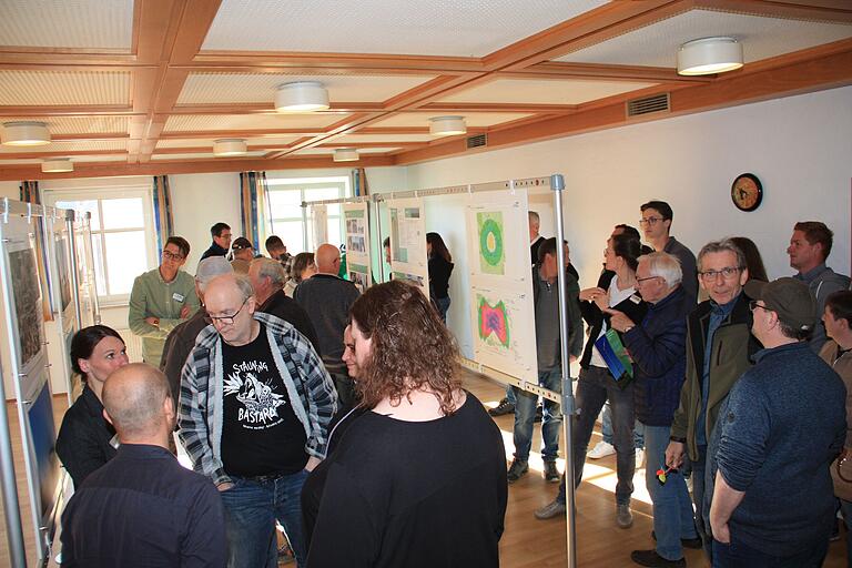 Zwischen 70 und 80 Interessierte kamen am Montag zur Infomesse zum geplanten Windpark ins Gemeindehaus in Vögnitz. Zwischen 70 und 80 Interessierte kamen am Montag zur Infomesse zum geplanten Windpark ins Gemeindehaus in Vögnitz.