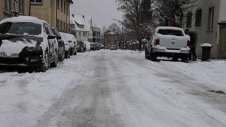 Mitten in Kitzingen sind vereiste Straßen eine Seltenheit. Am Montagvormittag waren solche Flächen aber immer wieder zu beobachten, nicht nur in der Güterhallstraße. Mitten in Kitzingen sind vereiste Straßen eine Seltenheit. Am Montagvormittag waren solche Flächen aber immer wieder zu beobachten, nicht nur in der Güterhallstraße.
