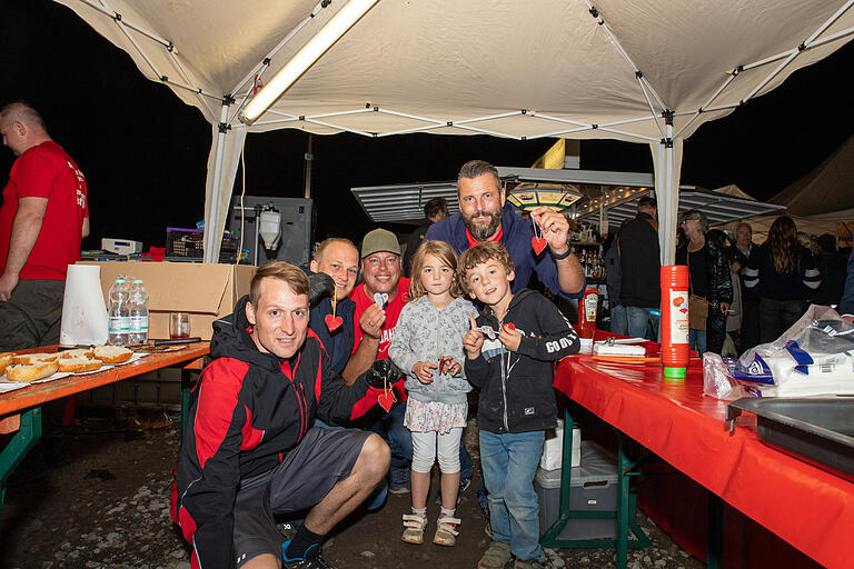 Vor allem für die Kinder in Rech war das Fest eine große Freude. Zum Dank erhielten alle Mitglieder der unterfränkischen Delegation ein Herz überreicht mit der Aufschrift 'Rech dankt'.