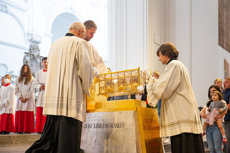 Zum Ende des Gottesdienstes wurden die Reliquien wieder in den Altar eingesetzt.