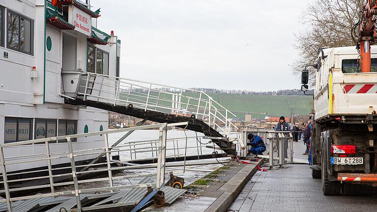 Die zerstörten Stege zum Restaurantschiff Mainkuh am Mainufer in Würzburg. Aber auch die Vorrichtungen, die das Schiff mit dem Ufer verbinden und es dort festhalten, haben unter der Kollision gelitten.