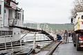 Die zerstörten Stege zum Restaurantschiff Mainkuh am Mainufer in Würzburg. Aber auch die Vorrichtungen, die das Schiff mit dem Ufer verbinden und es dort festhalten, haben unter der Kollision gelitten.