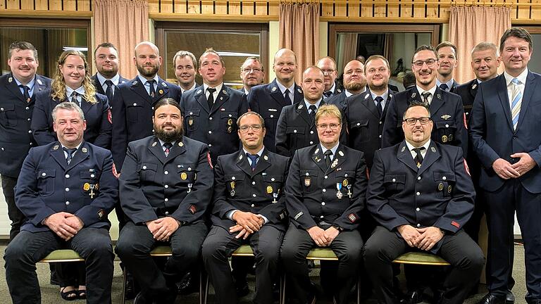 Landkreis-Feuerwehren mit Sandro Kirchner - Die Mannschaften verschiedener Landkreis-Feuerwehren wurden von Staatssekretär Sandro Kirchner für ihren ehrenamtlichen Einsatz mit der Fluthelfernadel ausgezeichnet. Landkreis-Feuerwehren mit Sandro Kirchner - Die Mannschaften verschiedener Landkreis-Feuerwehren wurden von Staatssekretär Sandro Kirchner für ihren ehrenamtlichen Einsatz mit der Fluthelfernadel ausgezeichnet.