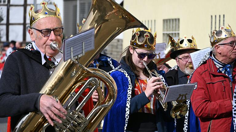 Die bekrönte Blasmusik führte den Faschingszug an.