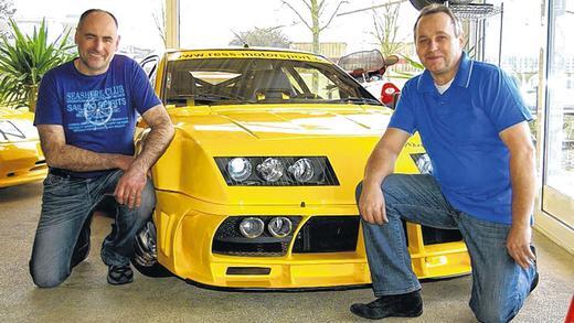 Zeitaufwendig: Rund 600 Stunden Arbeit haben Axel Reß (rechts) und sein Mitarbeiter Jürgen Gensler in die Restaurierung eines Renault Alpine A 310 eines Münchner Kunden gesteckt. Zeitaufwendig: Rund 600 Stunden Arbeit haben Axel Reß (rechts) und sein Mitarbeiter Jürgen Gensler in die Restaurierung eines Renault Alpine A 310 eines Münchner Kunden gesteckt.