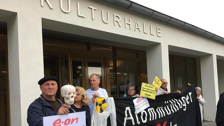 Erörterung AKW GRafenrheinfeld - Mit einem Protest der Atomkraftgegner hat am Dienstag der Erörterungstermin für die 850 Einwände gegen den Rückbau des AKW GRafenrheinfeld begonnen. Sie soll bis in den Abend andauern. Erörterung AKW GRafenrheinfeld - Mit einem Protest der Atomkraftgegner hat am Dienstag der Erörterungstermin für die 850 Einwände gegen den Rückbau des AKW GRafenrheinfeld begonnen. Sie soll bis in den Abend andauern.