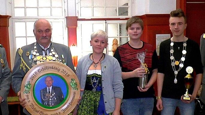 Die glücklichen Gewinner des Königsschießens bei der Schützengesellschaft Zeil (von links): 2. Ritter Heinz Sündermann, König Jonny Hermann, 1. Dame Madeleine Geier, Jugendritter Erik Pottler, Jugendkönig Stefan Seyfert und der König der vergangenen zwei Jahre, Michael Stretz. Die glücklichen Gewinner des Königsschießens bei der Schützengesellschaft Zeil (von links): 2. Ritter Heinz Sündermann, König Jonny Hermann, 1. Dame Madeleine Geier, Jugendritter Erik Pottler, Jugendkönig Stefan Seyfert und der König der vergangenen zwei Jahre, Michael Stretz.