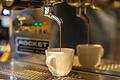 Ein Wirt brüht einen Kaffee auf. In der Rhöner Gastronomie gab es in den letzten Monaten einige Veränderungen. Diese Redaktion hat eine Auswahl zusammengestellt.