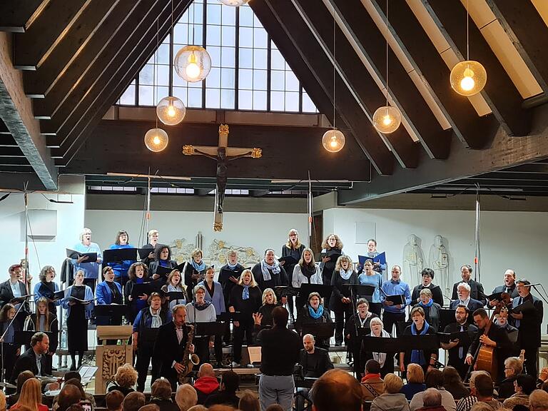 Erfolgreich die Werbetrommel gerührt: Pfarrer Dr. Jaroslaw Jan Woch hatte in der katholischen Kirche Sankt Peter und Paul Aidhausen den Gospelchor Haßberge herzlich empfangen. Erfolgreich die Werbetrommel gerührt: Pfarrer Dr. Jaroslaw Jan Woch hatte in der katholischen Kirche Sankt Peter und Paul Aidhausen den Gospelchor Haßberge herzlich empfangen.