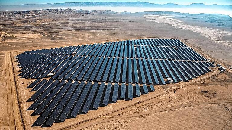 Ein Beispiel für das internationale Engagement des Kolitzheimer Solarunternehmens Belectric ist dieses Kraftwerk im israelischen Ne&lsquo;ot Semadar. Der Kibbuz liegt mitten in der trockenen Negev-Wüste, etwa 60 Kilometer nördlich der Hafenstadt Eilat, Israels einzigem Zugang zum Roten Meer auf der Sinai-Halbinsel.
