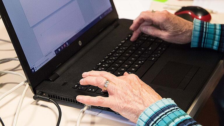 Im Internetcafé von Senioren für Senioren des Caritas Seniorenzentrums St. Thekla wird fleißig auf den Laptops getippt. Im Internetcafé von Senioren für Senioren des Caritas Seniorenzentrums St. Thekla wird fleißig auf den Laptops getippt.