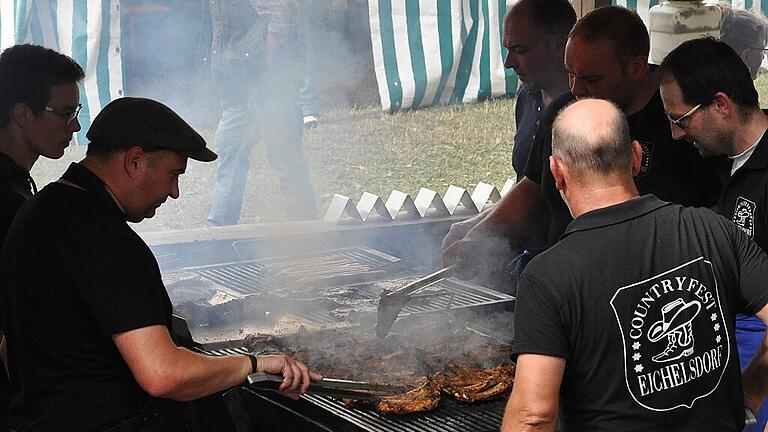 Nicht nur heiß, sondern immer heiß begehrt: Die Spareribs vom Grill beim Countryfest.