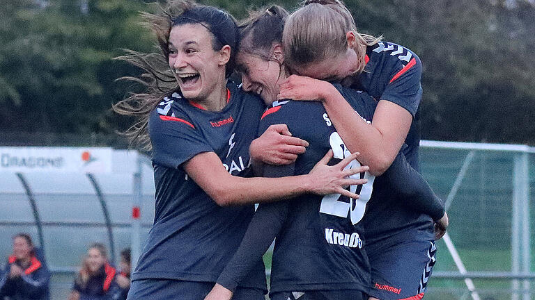 Freude bei Würzburgs Fußball-Frauen. In der kommenden Saison spielen die Kickers in der zweiten Liga. Freude bei Würzburgs Fußball-Frauen. In der kommenden Saison spielen die Kickers in der zweiten Liga.