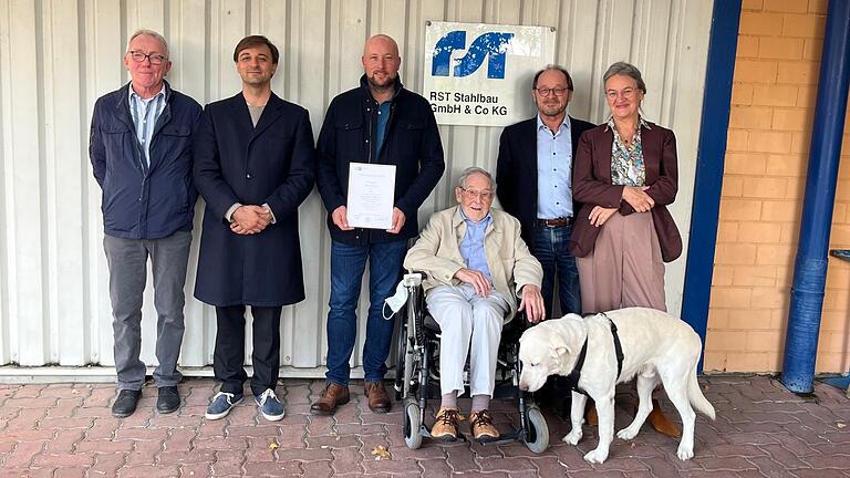 Auf dem Foto Albrecht Back (Betriebsrat), Tobias Steinhardt (Prokurist), Thorsten Balling, Hermann Steinhardt (Seniorchef), Christoph Steinhardt (Geschäftsführer), Hildegard Steinhardt (Prokuristin), Simba (Firmenhund). Auf dem Foto Albrecht Back (Betriebsrat), Tobias Steinhardt (Prokurist), Thorsten Balling, Hermann Steinhardt (Seniorchef), Christoph Steinhardt (Geschäftsführer), Hildegard Steinhardt (Prokuristin), Simba (Firmenhund).