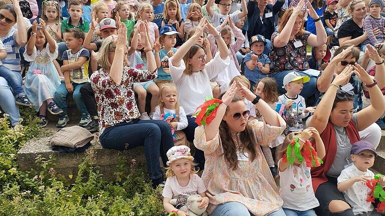 Im Bild: Kinder und Erwachsene beim Fest zum 10-jährigen Bestehen des Kinderhauses Gerolzhofen.