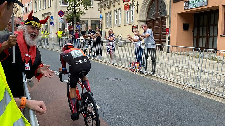 El Diablo nennt sich der Radsport-Fan Dieter Senft (links), der schon bei vielen Rennen dabei war und natürlich auch der Deutschland-Tour in Schweinfurt einen Besuch abstattete. El Diablo nennt sich der Radsport-Fan Dieter Senft (links), der schon bei vielen Rennen dabei war und natürlich auch der Deutschland-Tour in Schweinfurt einen Besuch abstattete.