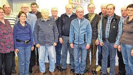 Ausgezeichnet für langjährige Mitgliedschaft im Gesangverein Wombach und im Maintal-Sängerbund wurden diese Sänger und Sängerinnen. Links: Gertrud Nätscher, Vorsitzende des Gesangverin Wombach. Hinten: dritter von links Kilian Amend vom Maintal-Sängerbund (Sängerkreis Lohr). Ausgezeichnet für langjährige Mitgliedschaft im Gesangverein Wombach und im Maintal-Sängerbund wurden diese Sänger und Sängerinnen. Links: Gertrud Nätscher, Vorsitzende des Gesangverin Wombach. Hinten: dritter von links Kilian Amend vom Maintal-Sängerbund (Sängerkreis Lohr).