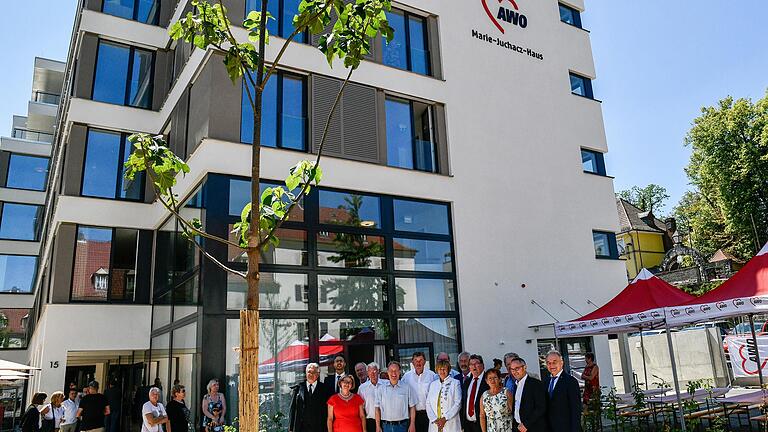 Reges Interesse bei der Eröffnungsfeier des Marie-Juchacz-Haus der AWO: Die Senioreneinrichtung in der Zellerau macht durch ein besonderes Konzept und ihre moderne Architektur auf sich aufmerksam. Reges Interesse bei der Eröffnungsfeier des Marie-Juchacz-Haus der AWO: Die Senioreneinrichtung in der Zellerau macht durch ein besonderes Konzept und ihre moderne Architektur auf sich aufmerksam.
