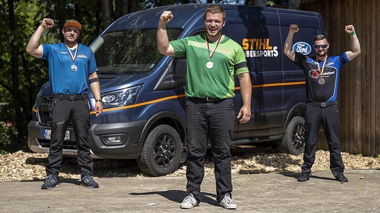 Sehr zufrieden mit seiner Leistung: Denny Vielwerth aus Nordheim (links) wurde beim Saisonauftakt der Sportholzfäller in Mellrichstadt zweitbester Nachwuchsathlet. Mit im Bild ist Sieger Marcel Steinkämper (Mitte) und Alexander Heinz (rechts). Sehr zufrieden mit seiner Leistung: Denny Vielwerth aus Nordheim (links) wurde beim Saisonauftakt der Sportholzfäller in Mellrichstadt zweitbester Nachwuchsathlet. Mit im Bild ist Sieger Marcel Steinkämper (Mitte) und Alexander Heinz (rechts).