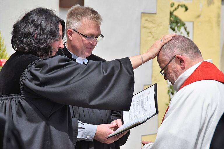 Pfarrer Hanjo von Wietersheim (rechts) geht in den Ruhestand. Dekanin Kerstin Baderschneider und Kirchenrat Ingo Schurig verabschiedeten ihn. Pfarrer Hanjo von Wietersheim (rechts) geht in den Ruhestand. Dekanin Kerstin Baderschneider und Kirchenrat Ingo Schurig verabschiedeten ihn.