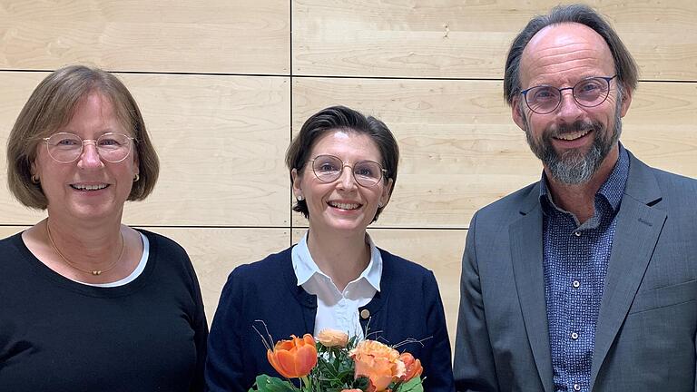 Die ehemalige stellvertretende Schulleiterin Jutta Spatz (links) mit der neuen Konrektorin Patricia Rodriguez und Rektor Christoph-Rupert Schneider