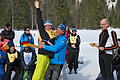 Fritz Fischer, ehemaliger Biathlet, ließ den Langlaufsieger hochleben.