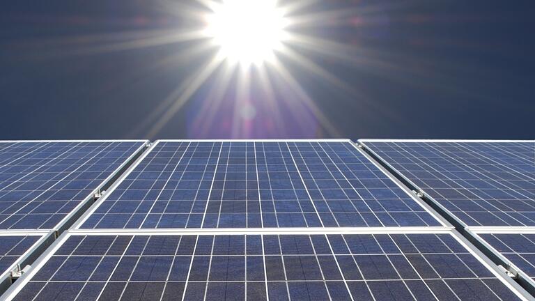 Solaranlagen auf dem eigenen Dach können sich lohnen. Die Stadt hat ein Solarkataster erstellt, in dem sich alle Schweinfurter anschauen können, ob ihr Dach für eine Photovoltaikanlage geeignet ist. Solaranlagen auf dem eigenen Dach können sich lohnen. Die Stadt hat ein Solarkataster erstellt, in dem sich alle Schweinfurter anschauen können, ob ihr Dach für eine Photovoltaikanlage geeignet ist.
