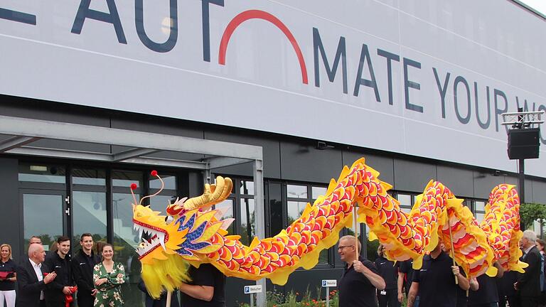 Der Chinesische Drache war willkommen bei der Eröffnung des neuen Pia-Hauptstandortes im Gewerbegebiet Altenberg in Bad Neustadt. Das Corona-Virus, das seit Jahresbeginn von China aus die Welt derzeit in Atem hält, beeinträchtigt aber die Arbeit vieler Industriebetriebe in Rhön-Grabfeld. Der Chinesische Drache war willkommen bei der Eröffnung des neuen Pia-Hauptstandortes im Gewerbegebiet Altenberg in Bad Neustadt. Das Corona-Virus, das seit Jahresbeginn von China aus die Welt derzeit in Atem hält, beeinträchtigt aber die Arbeit vieler Industriebetriebe in Rhön-Grabfeld. 
