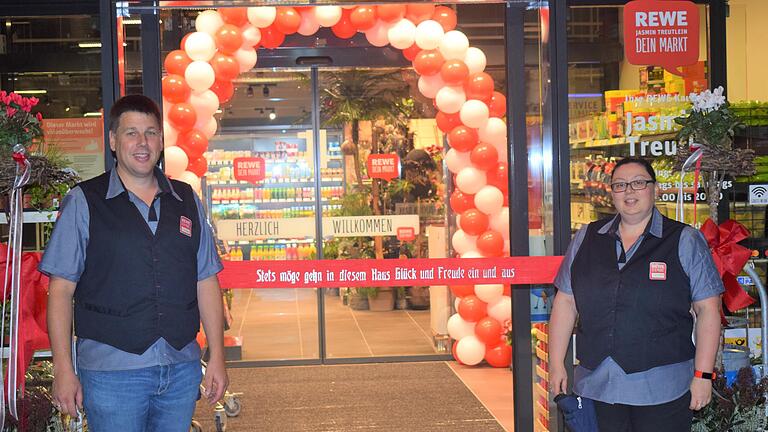 Für Rewe-Kauffrau Jasmin Treutlein war es ein ganz besonderer Tag: Gemeinsam mit ihrem Ehemann Thomas Wiemer hat sie ihren neuen Rewe-Markt in Arnstein eröffnet.