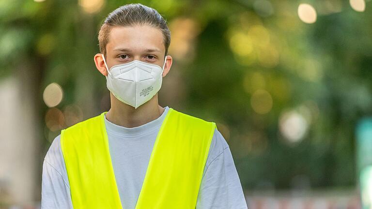 Linus Just (16) macht beim Volkacher Kabarett Sommer einen Ferienjob als Ordner. Er trägt gerne FFP2-Maske. Linus Just (16) macht beim Volkacher Kabarett Sommer einen Ferienjob als Ordner. Er trägt gerne FFP2-Maske.