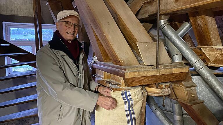 Waldemar Zellhan blickt unter seiner Müllerkappe gerne auf sein Berufsleben in der gut erhaltenen Dürrmühle zurück. So scheint es, als wenn die Mehlsäcke auf die Befüllung warten.