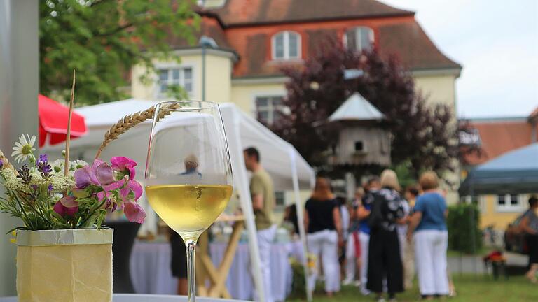 Die Wiese hinter dem AELF war anlässlich des Sommerfestes der Fachschule mit saisonalen Blumen liebevoll dekoriert.