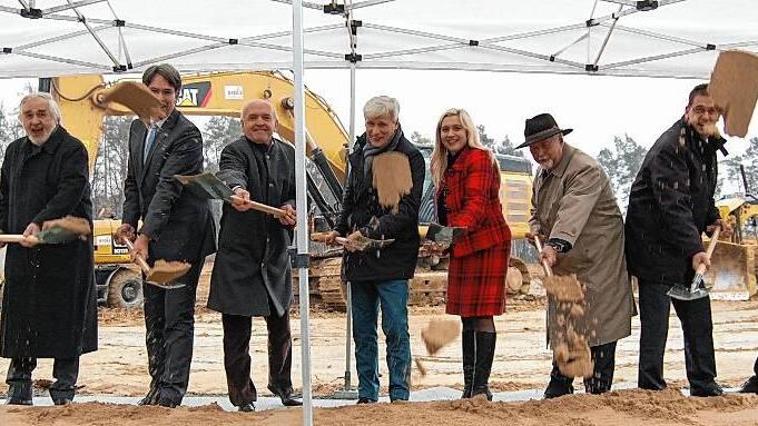 Spaß beim Spatenstich: von links: Architekt Bernd Kriesche, Geschäftsführer Jochen Bocklet, Landrat Thomas Habermann, Vorstandsvorsitzender Martin Siebert, Ministerin Melanie Huml, Aufsichtsratsvorsitzender Eugen Münch, Geschäftsführer Burkhard Bingel, Bürgermeister Bruno Altrichter. Spaß beim Spatenstich: von links: Architekt Bernd Kriesche, Geschäftsführer Jochen Bocklet, Landrat Thomas Habermann, Vorstandsvorsitzender Martin Siebert, Ministerin Melanie Huml, Aufsichtsratsvorsitzender Eugen Münch, Geschäftsführer Burkhard Bingel, Bürgermeister Bruno Altrichter.