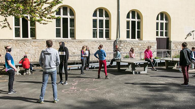 Pause mit Masken und viel Abstand: Die Abschlussklassen am Röntgen-Gymnasium in Würzburg kehrten an die Schule zurück. Pause mit Masken und viel Abstand: Die Abschlussklassen am Röntgen-Gymnasium in Würzburg kehrten an die Schule zurück. 
