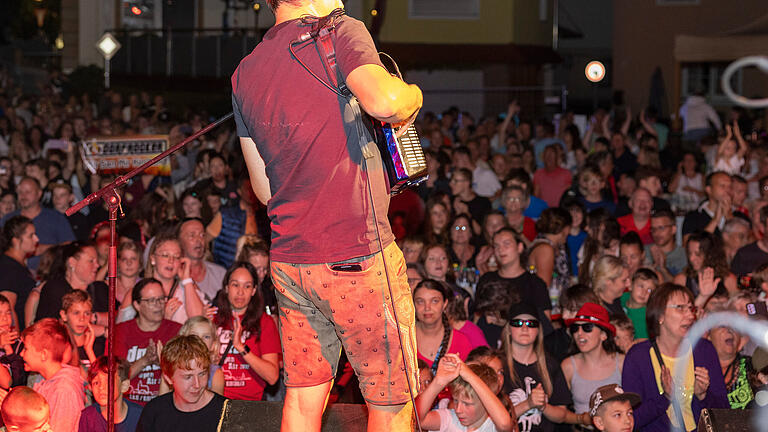 Heimspiel für die Dorfrocker, Die Thomann-Brüder rocken ihren Heimatort Kirchaich       -  Viele Besucher wollten die Dorfrocker sehen.

15.07.2023, Heimspiel für die Dorfrocker, Die Thomann-Brüder rocken ihren Heimatort Kirchaich