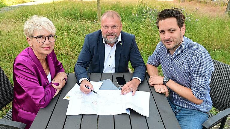 Andrea Behr (Würzburg) und Björn Jungbauer (Landkreis Würzburg) informieren sich bei Landrat Thomas Eberth über die geplante Wasserschutzgebietserweiterung der Zeller Quellen. Andrea Behr (Würzburg) und Björn Jungbauer (Landkreis Würzburg) informieren sich bei Landrat Thomas Eberth über die geplante Wasserschutzgebietserweiterung der Zeller Quellen. 