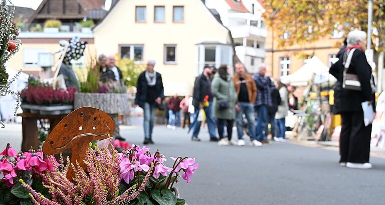 Viel Betrieb herrschte am Sonntag in Burgsinn beim Michaelsmarkt, der heuer am gleichen Wochenende wie die Kirb stattfand. Viel Betrieb herrschte am Sonntag in Burgsinn beim Michaelsmarkt, der heuer am gleichen Wochenende wie die Kirb stattfand.