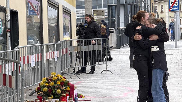 Mann attackiert Passanten in Österreich       -  Menschen in Villach trauern nach dem tödlichen Messerangriff.