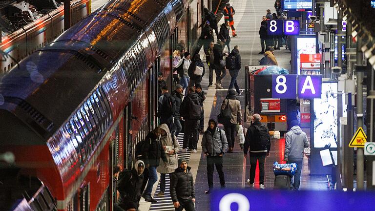 Regionalverkehr       -  SPD und Union wollen das Deutschlandticket fortführen - Friedrich Merz sieht aber die Subventionierung auf dem Prüfstand (Archivbild)