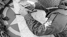Auf der Karte sehen die       -  Auf der Karte sehen die Teilnehmer
der historischen Fahrt nach,
welchen Weg die Task Force Baum vor
60 Jahren nahm.