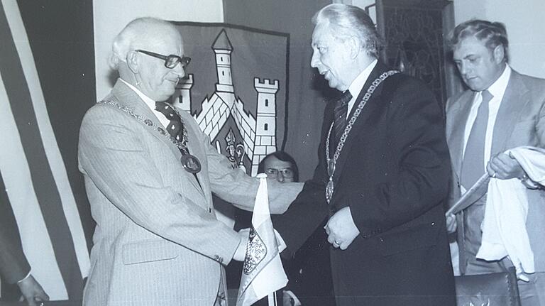 Die Bürgermeister Norman Attwood (links, Pershore) und Paul Goebels (Bad Neustadt) bei der Unterzeichnung des Partnerschaftsvertrags im Jahr 1979. Die Bürgermeister Norman Attwood (links, Pershore) und Paul Goebels (Bad Neustadt) bei der Unterzeichnung des Partnerschaftsvertrags im Jahr 1979.